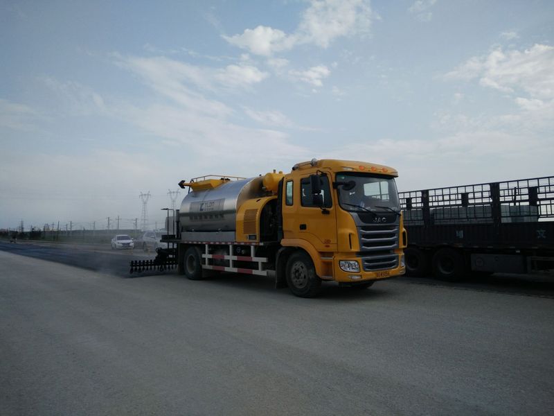 沥青洒布车型号0845，松科高速白城施工